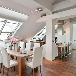 https://luxury-central-penthouse-with-sauna-terrace-250m2-5bdrm-3bthrm.praguehotelsweb.com
